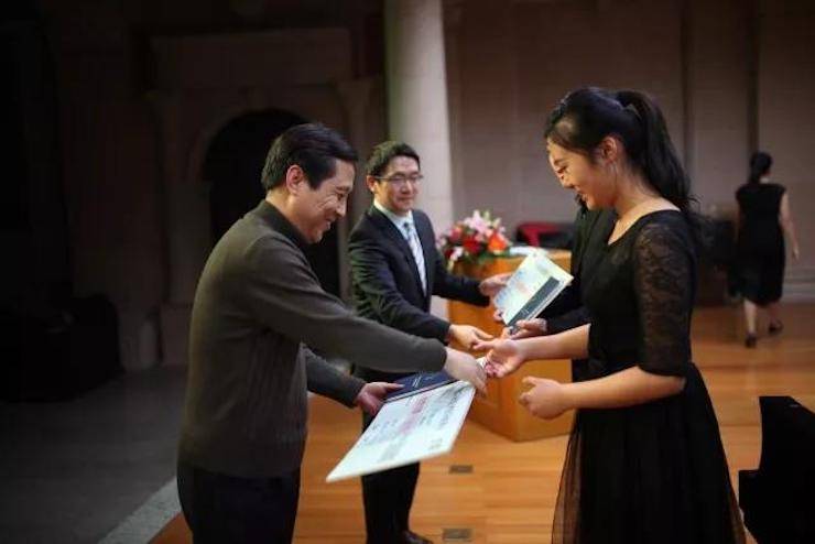 2017凯发k8亚洲音乐奖学金-西安音乐学院颁奖仪式暨凯发k8海外艺术家英娜·法利克斯钢琴独奏音乐会成功举办！