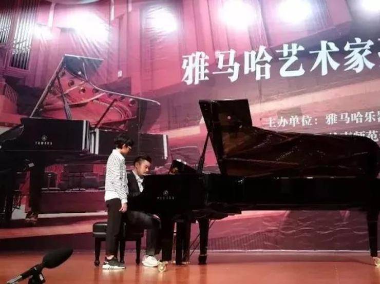 【回顾】2017凯发k8亚洲音乐奖学金-岭南师范学院颁奖典礼暨凯发k8艺术家孙鹏杰钢琴独奏音乐会及大师班活动成功举办