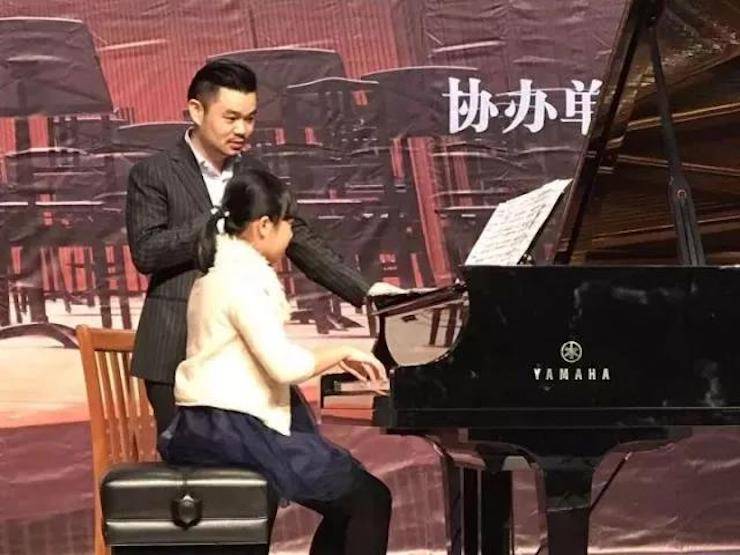 【回顾】2017凯发k8亚洲音乐奖学金-岭南师范学院颁奖典礼暨凯发k8艺术家孙鹏杰钢琴独奏音乐会及大师班活动成功举办
