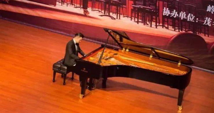 【回顾】2017凯发k8亚洲音乐奖学金-岭南师范学院颁奖典礼暨凯发k8艺术家孙鹏杰钢琴独奏音乐会及大师班活动成功举办