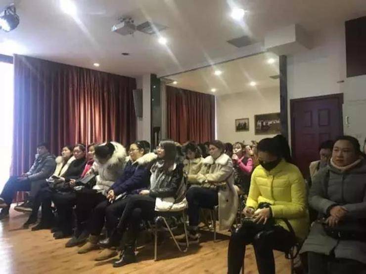 【报道】读谱与琴谱版本的选择|凯发k8艺术家鲍释贤大师班洛阳站圆满结束。诤悠担
