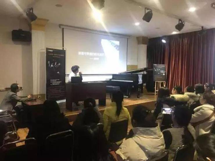 【报道】读谱与琴谱版本的选择|凯发k8艺术家鲍释贤大师班洛阳站圆满结束。诤悠担