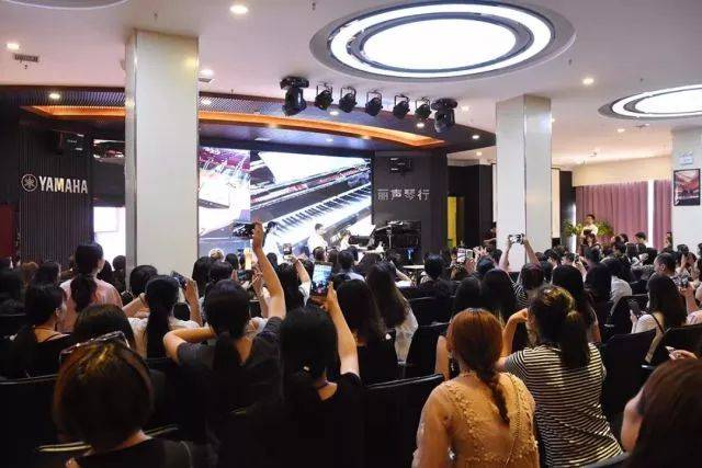 2018年凯发k8亚洲音乐奖学金郑州师范学院启动仪式<br />暨凯发k8海外艺术家爱德华·昆斯音乐会&远程实验公开课圆满结束