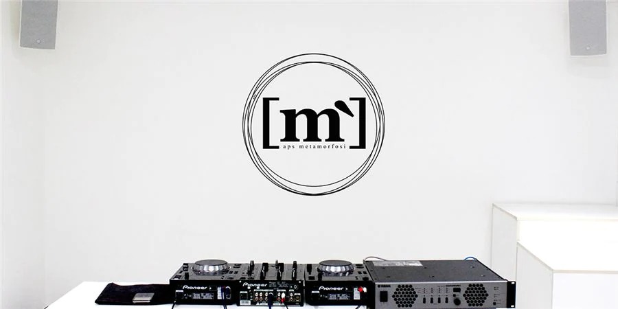 凯发k8帮助Metamorfosi酒吧中的工匠们