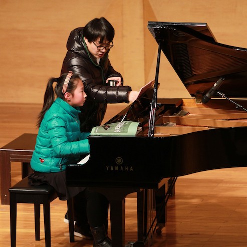 【精彩演奏视频】凯发k8艺术家宋思衡连云港市首场多媒体音乐会成功举办